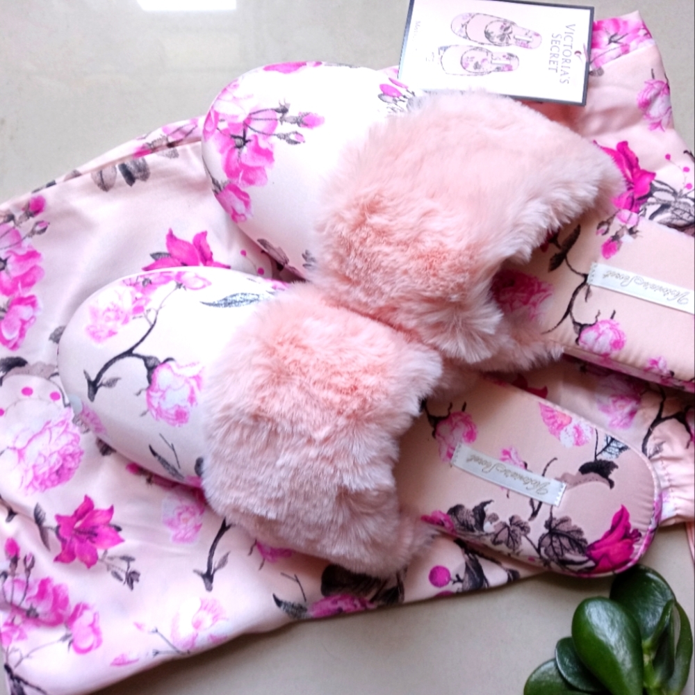 Victoria Secret Slippers, sz. Large 9-10, in  satin VS  bag